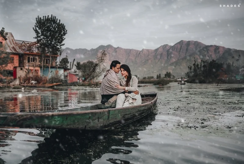 This-couple-decided-to-do-their-pre-wedding-shoot-in-Kashmir-and-its-purely-magical-weddingz.in-srinagar-shikhara